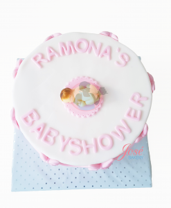 Babyshower taart met parels, strikjes en baby 30 p