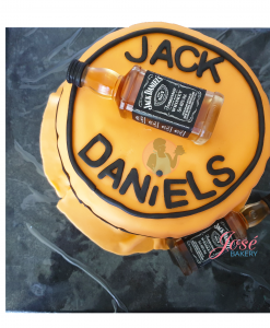 Taart met Jack Daniels mini flesjes 10 personen