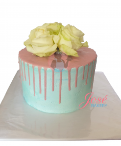 Gender reveal driptaart met rozen 12 personen